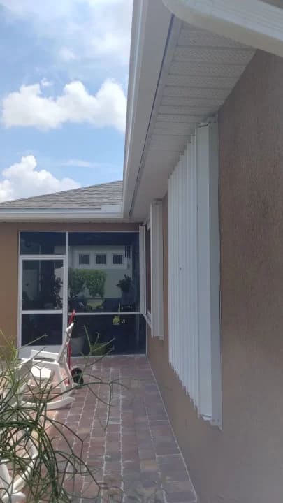 White seamless gutters and soffit and fascia in tampa, fl