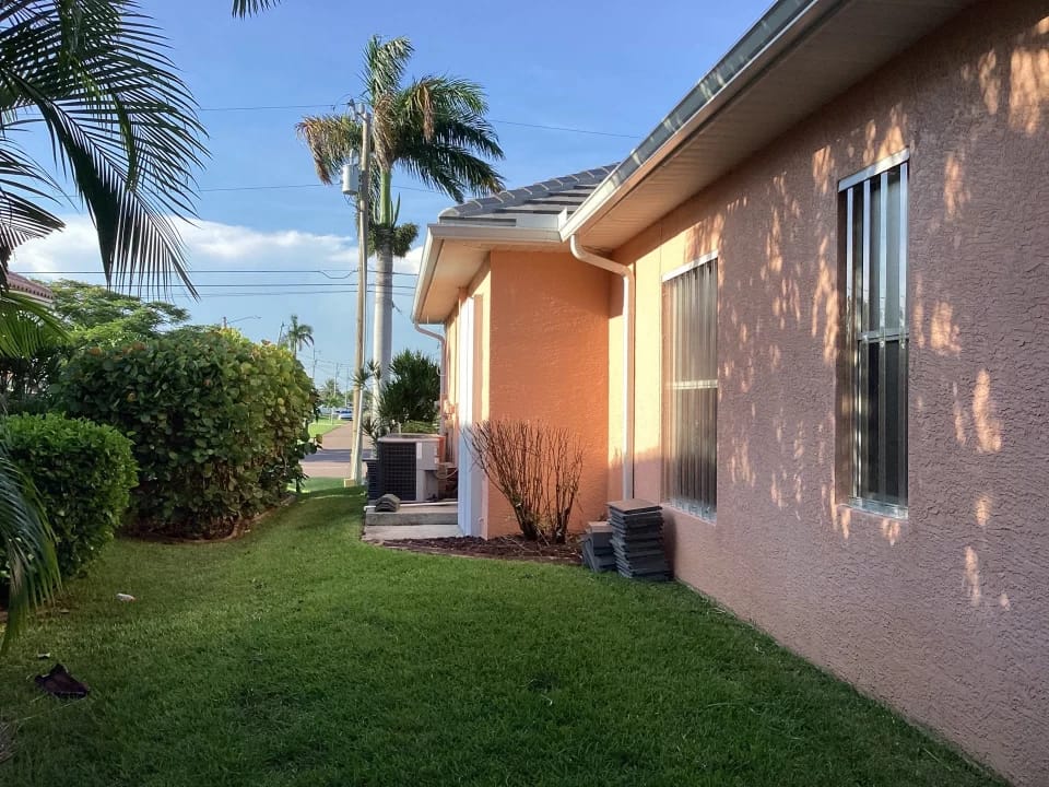 White Seamless Gutters in Cape Coral