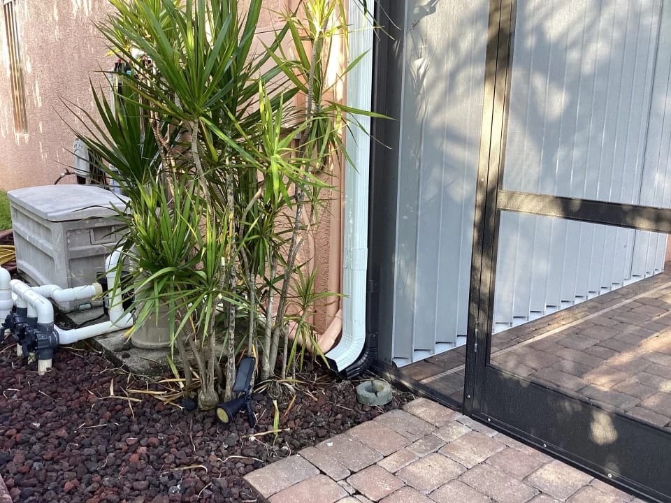 White Seamless Gutters in Cape Coral