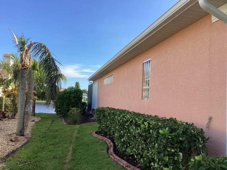 White Seamless Gutters in Cape Coral